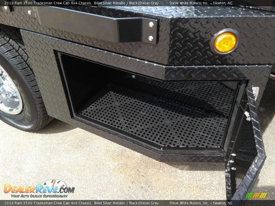 2019 Ram 3500 Tradesman Crew Cab 4x4 Chassis Billet Silver Metallic / Black/Diesel Gray Photo #32