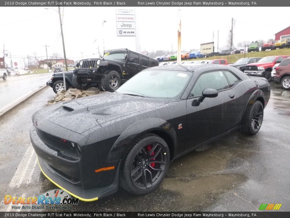 Front 3/4 View of 2019 Dodge Challenger R/T Scat Pack Widebody Photo #1