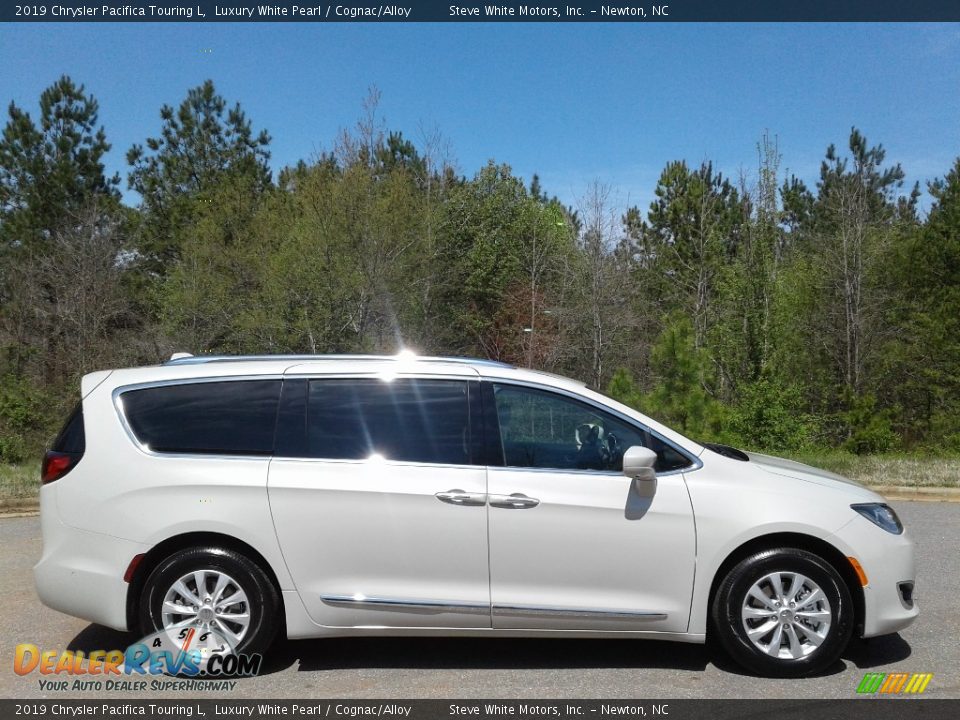 2019 Chrysler Pacifica Touring L Luxury White Pearl / Cognac/Alloy Photo #5