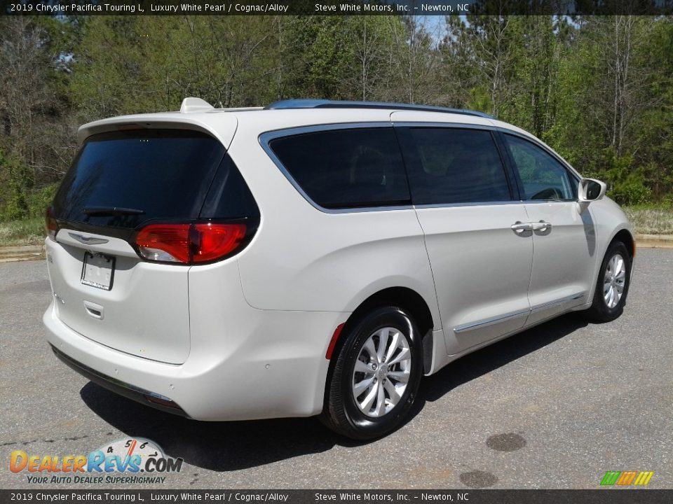 2019 Chrysler Pacifica Touring L Luxury White Pearl / Cognac/Alloy Photo #6