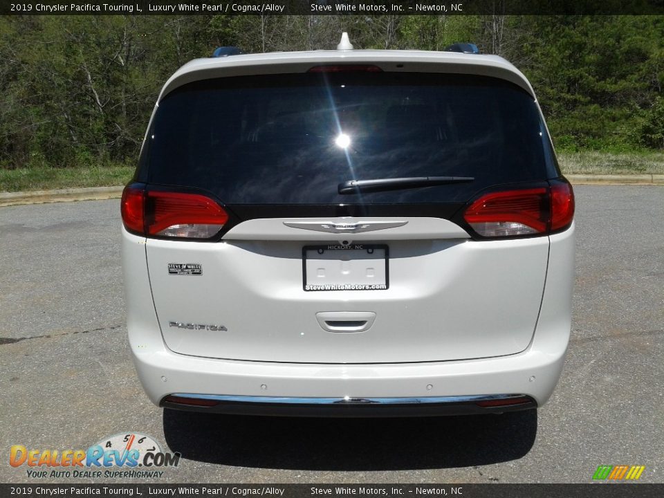2019 Chrysler Pacifica Touring L Luxury White Pearl / Cognac/Alloy Photo #7