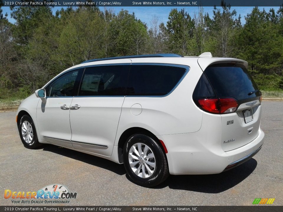 2019 Chrysler Pacifica Touring L Luxury White Pearl / Cognac/Alloy Photo #8