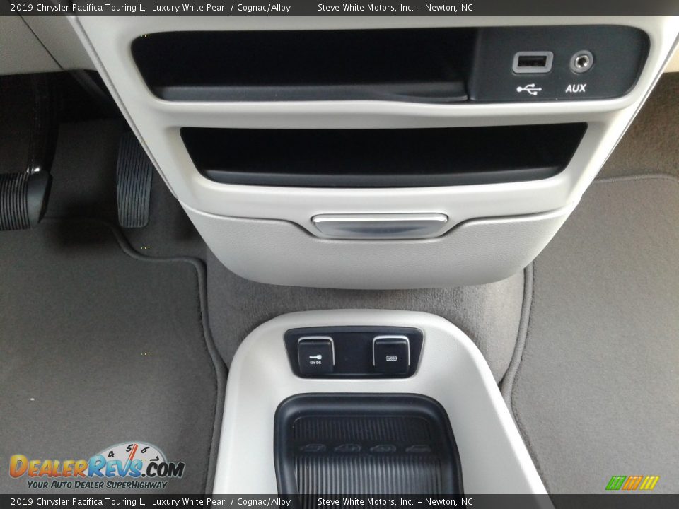 2019 Chrysler Pacifica Touring L Luxury White Pearl / Cognac/Alloy Photo #34