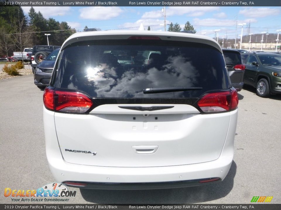 2019 Chrysler Pacifica Touring L Luxury White Pearl / Black/Black Photo #4