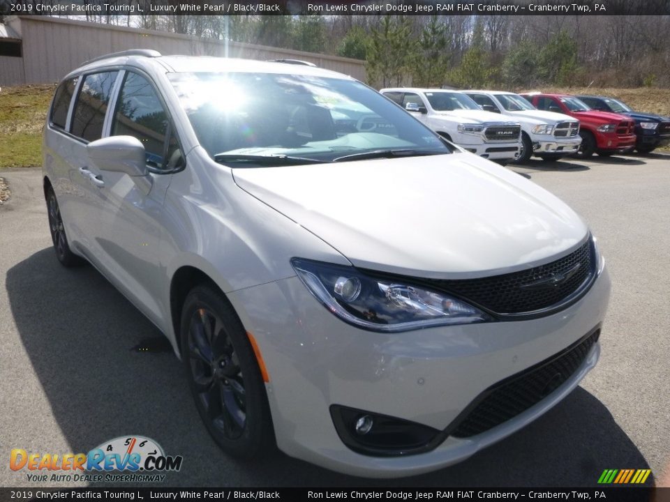 Front 3/4 View of 2019 Chrysler Pacifica Touring L Photo #7