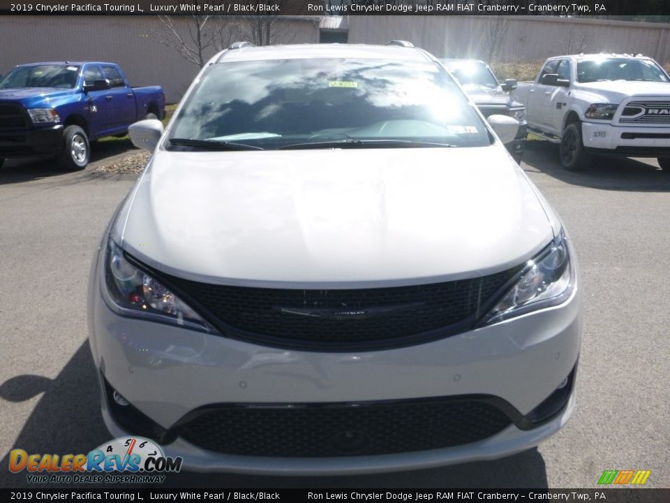 2019 Chrysler Pacifica Touring L Luxury White Pearl / Black/Black Photo #8