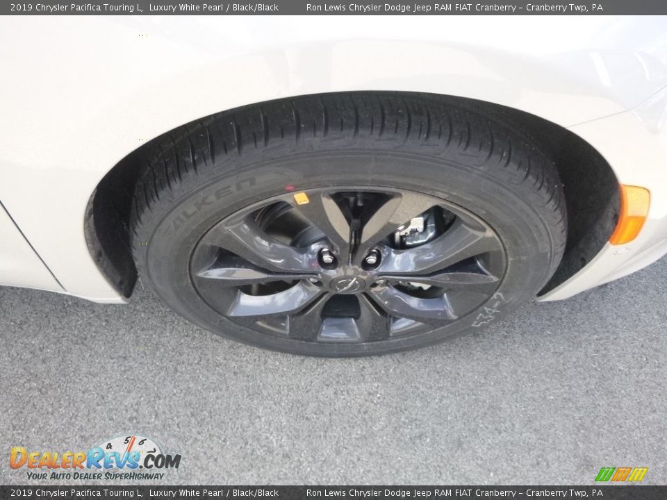 2019 Chrysler Pacifica Touring L Luxury White Pearl / Black/Black Photo #9