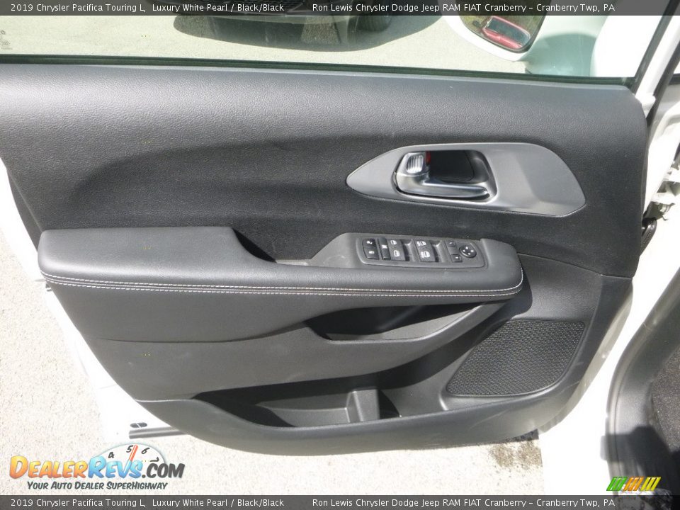 Door Panel of 2019 Chrysler Pacifica Touring L Photo #15