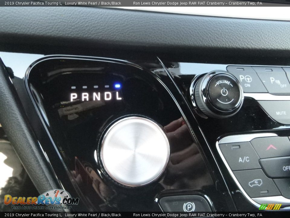 2019 Chrysler Pacifica Touring L Shifter Photo #20