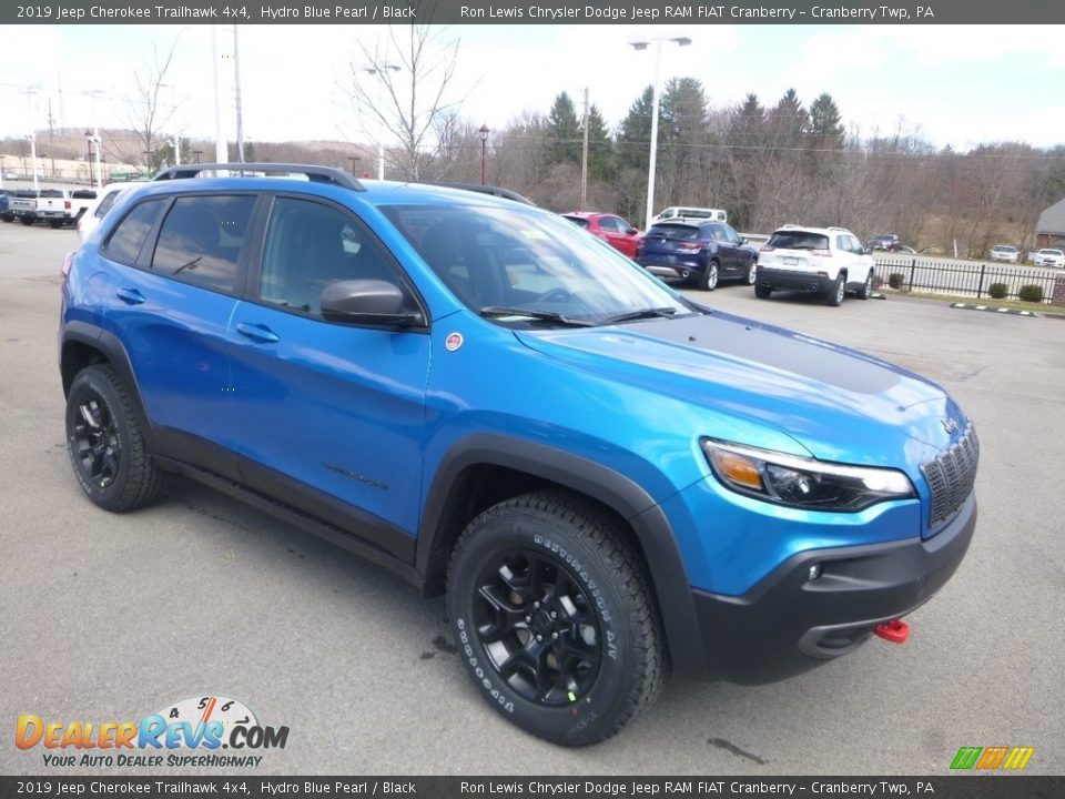 Front 3/4 View of 2019 Jeep Cherokee Trailhawk 4x4 Photo #7
