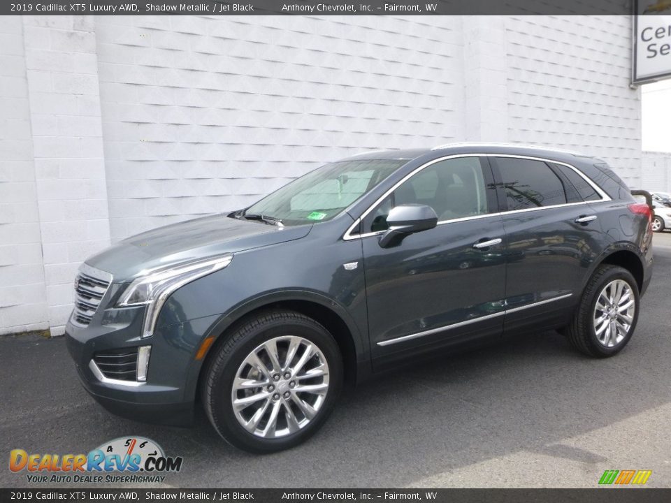 Front 3/4 View of 2019 Cadillac XT5 Luxury AWD Photo #2