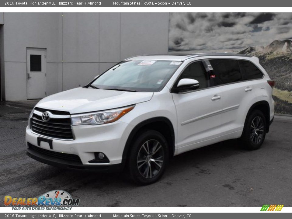 2016 Toyota Highlander XLE Blizzard Pearl / Almond Photo #2