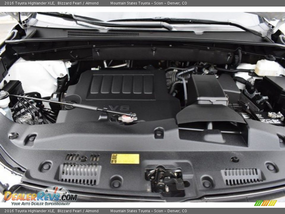 2016 Toyota Highlander XLE Blizzard Pearl / Almond Photo #9