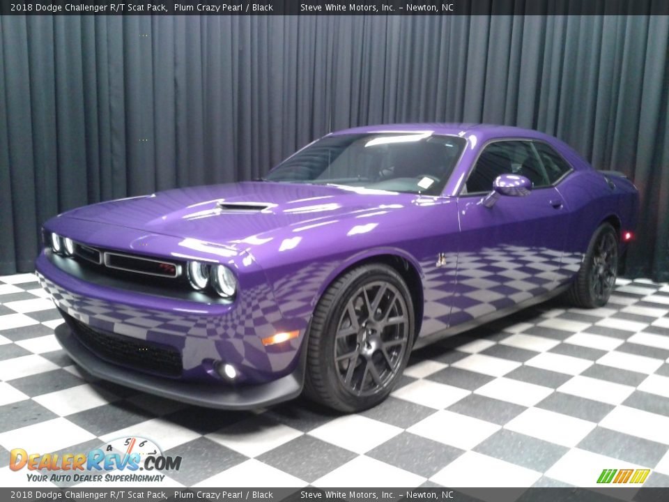 Front 3/4 View of 2018 Dodge Challenger R/T Scat Pack Photo #2