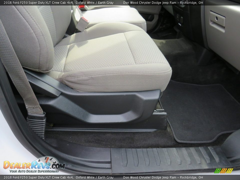 2018 Ford F250 Super Duty XLT Crew Cab 4x4 Oxford White / Earth Gray Photo #36