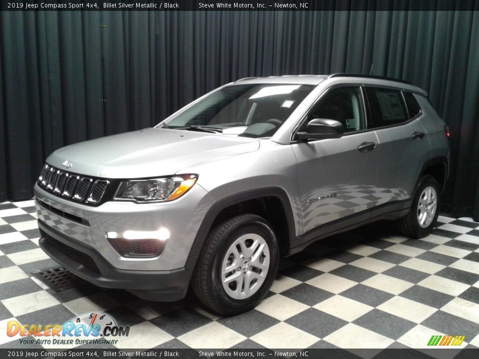 Front 3/4 View of 2019 Jeep Compass Sport 4x4 Photo #2