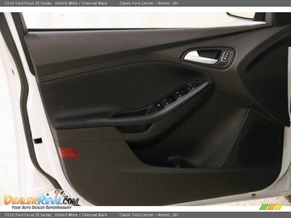 2016 Ford Focus SE Sedan Oxford White / Charcoal Black Photo #4