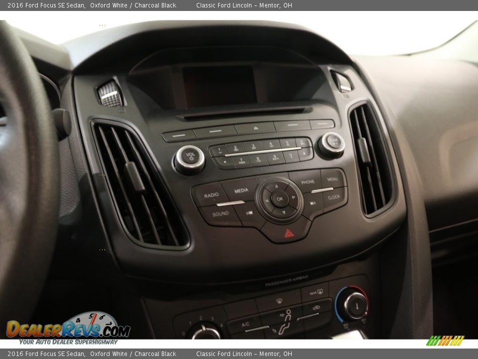 2016 Ford Focus SE Sedan Oxford White / Charcoal Black Photo #9