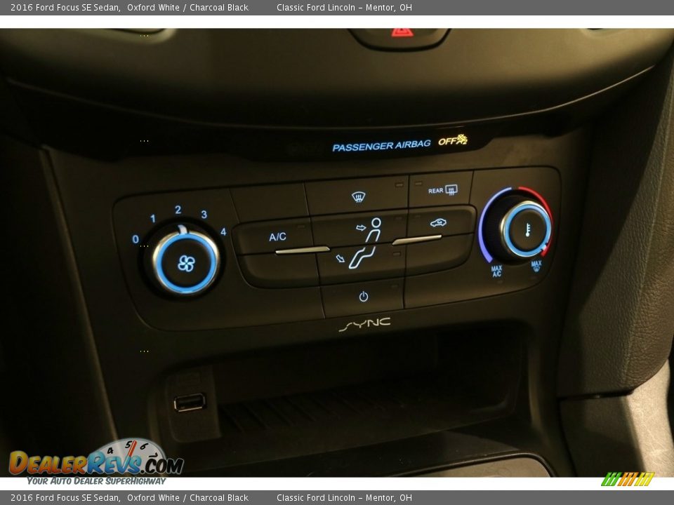 2016 Ford Focus SE Sedan Oxford White / Charcoal Black Photo #12