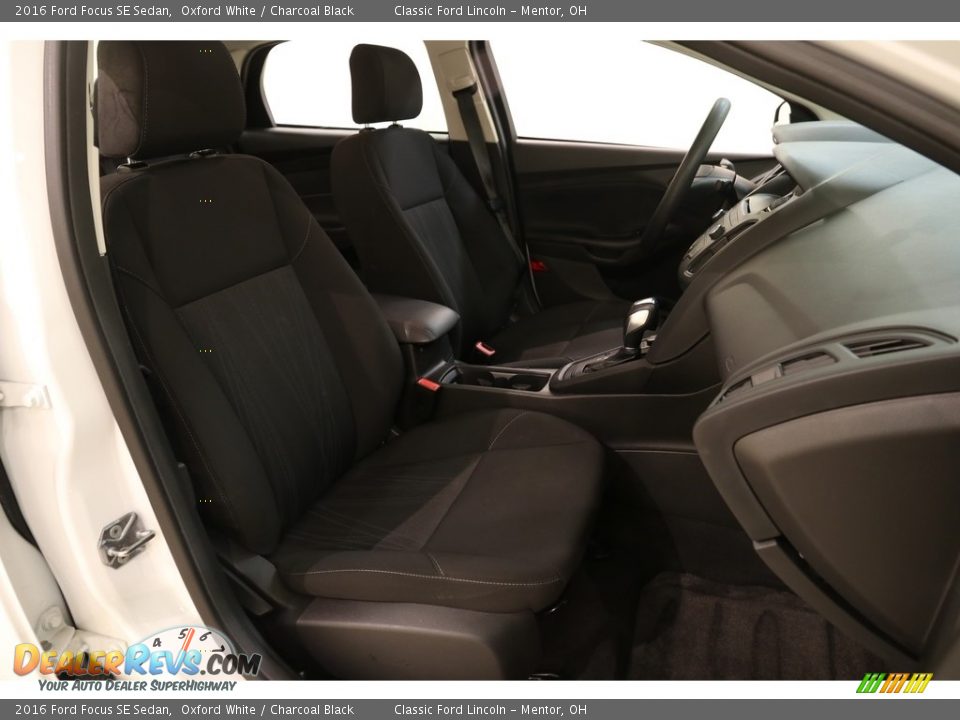2016 Ford Focus SE Sedan Oxford White / Charcoal Black Photo #14