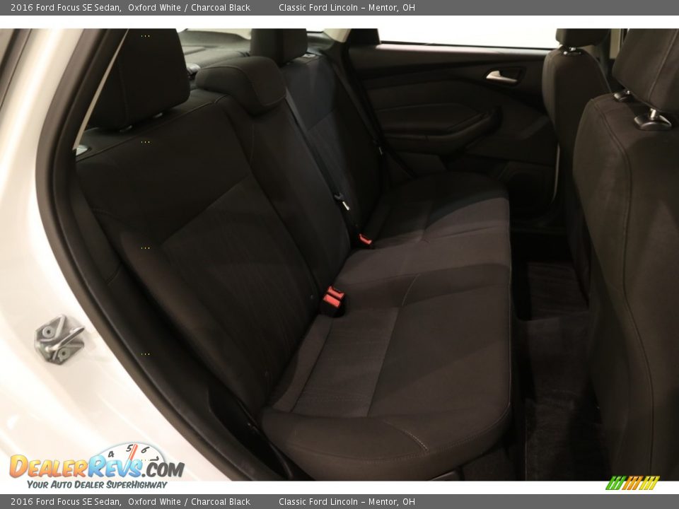 2016 Ford Focus SE Sedan Oxford White / Charcoal Black Photo #15