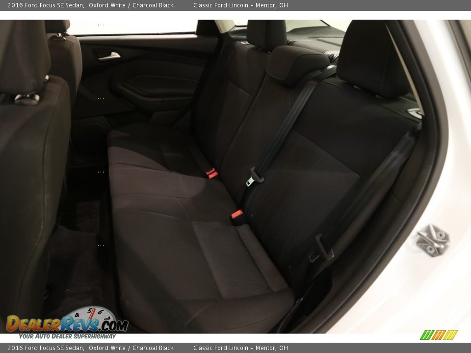 2016 Ford Focus SE Sedan Oxford White / Charcoal Black Photo #16