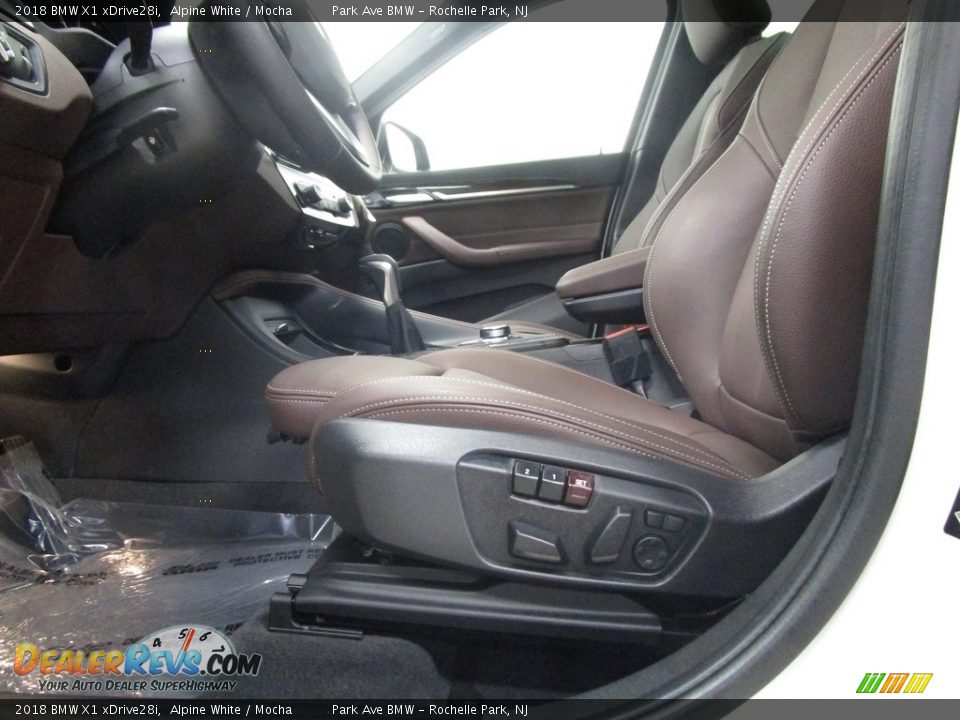 2018 BMW X1 xDrive28i Alpine White / Mocha Photo #6