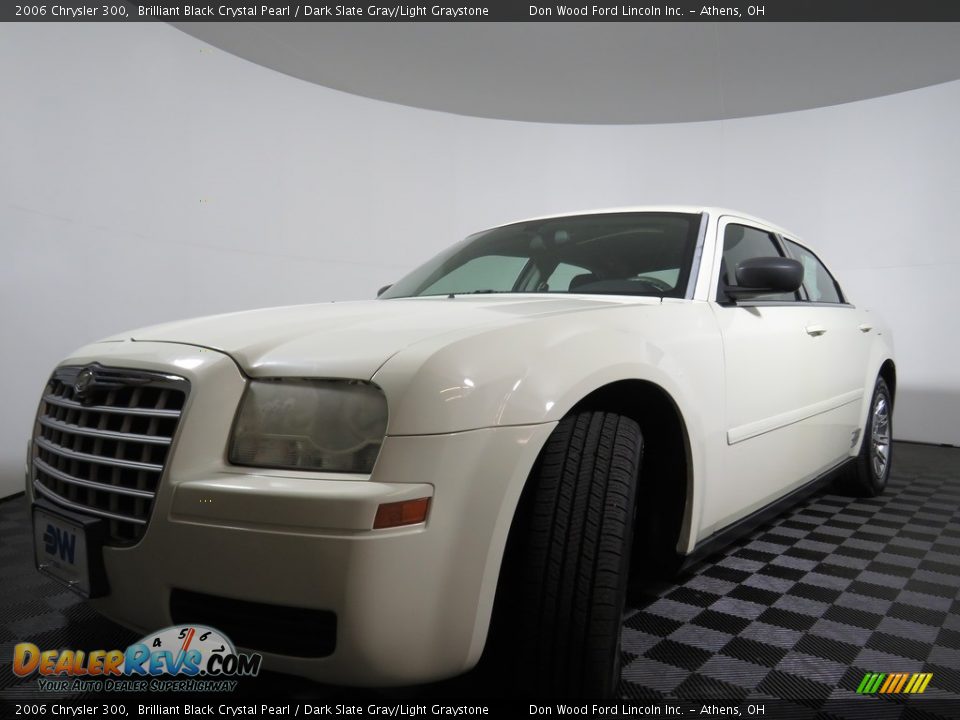 2006 Chrysler 300 Brilliant Black Crystal Pearl / Dark Slate Gray/Light Graystone Photo #4