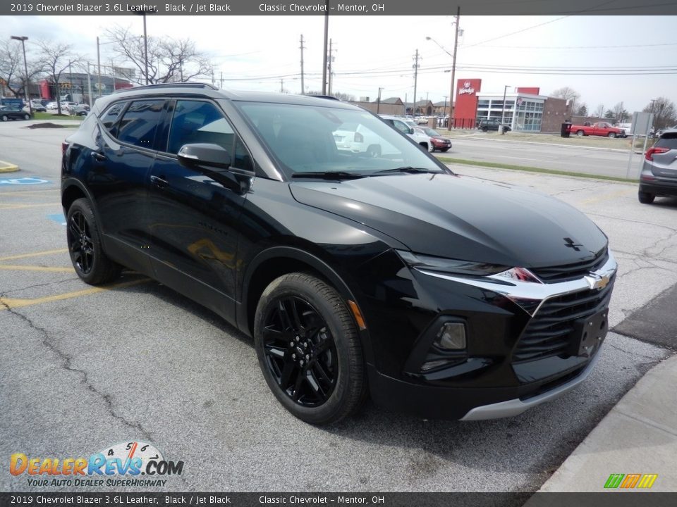 Front 3/4 View of 2019 Chevrolet Blazer 3.6L Leather Photo #3