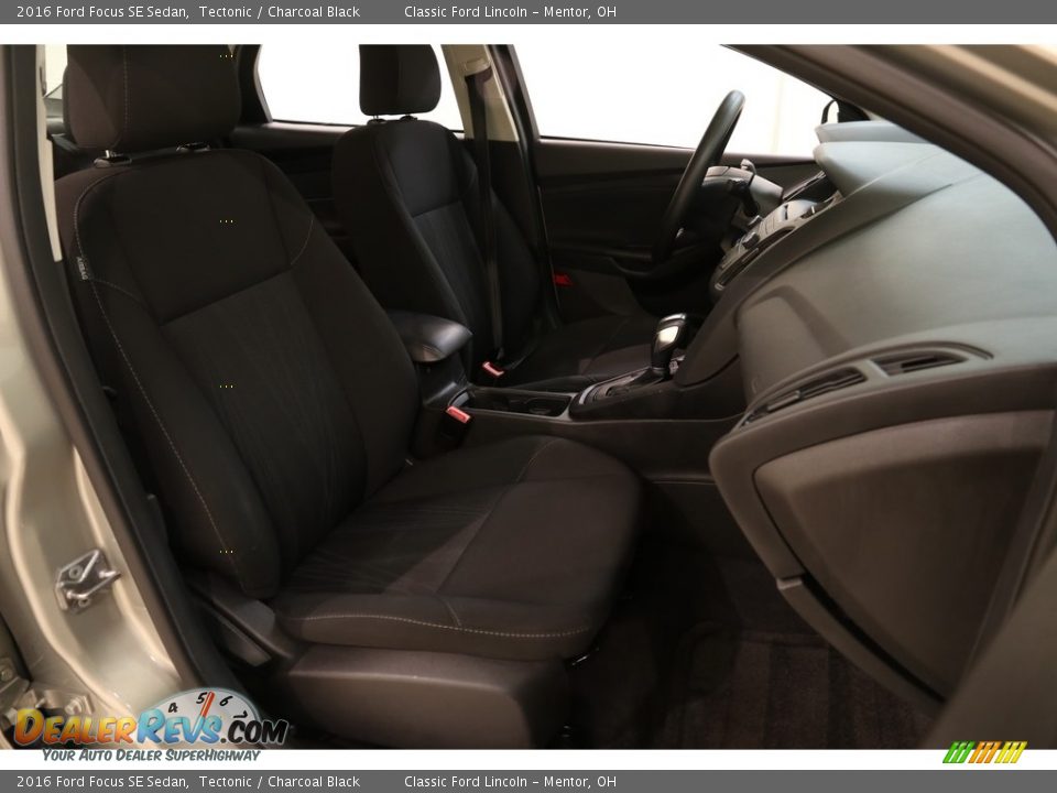 2016 Ford Focus SE Sedan Tectonic / Charcoal Black Photo #13