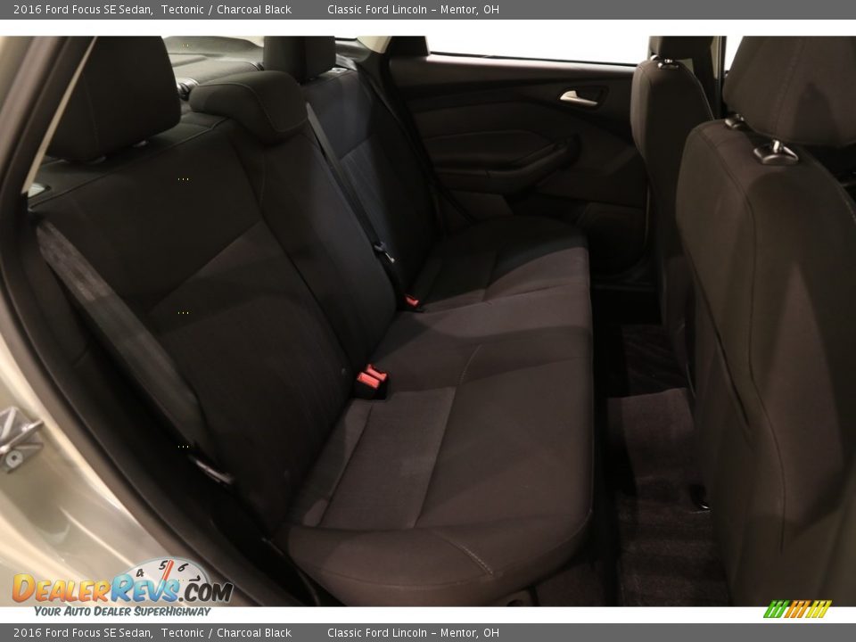 2016 Ford Focus SE Sedan Tectonic / Charcoal Black Photo #14