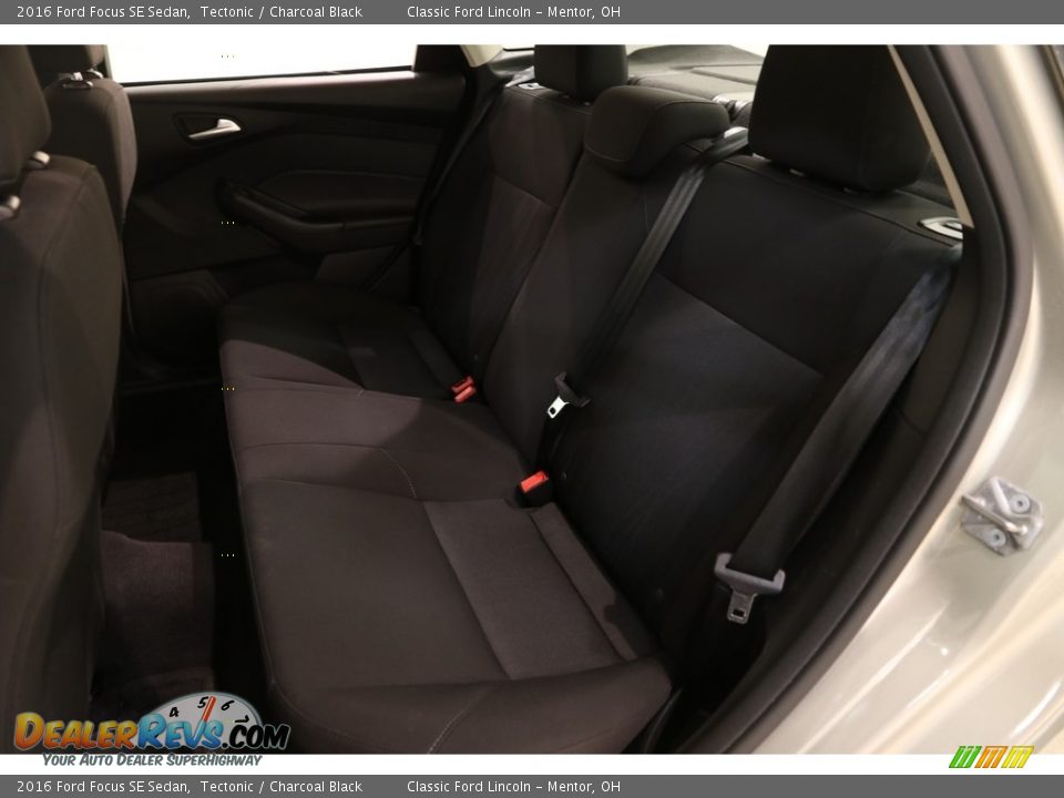 2016 Ford Focus SE Sedan Tectonic / Charcoal Black Photo #15