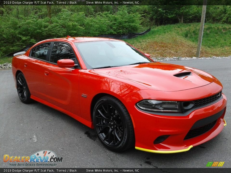 Front 3/4 View of 2019 Dodge Charger R/T Scat Pack Photo #4