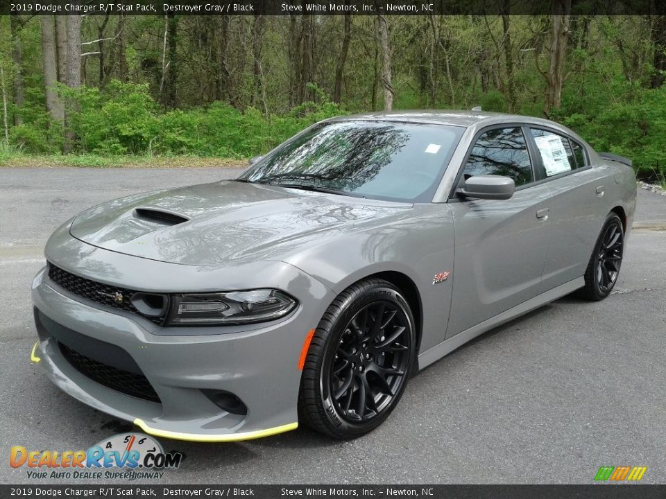 Front 3/4 View of 2019 Dodge Charger R/T Scat Pack Photo #2