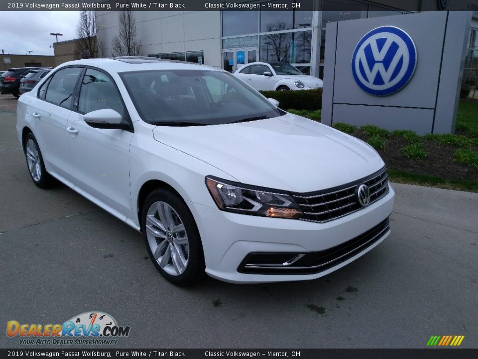 Front 3/4 View of 2019 Volkswagen Passat Wolfsburg Photo #1