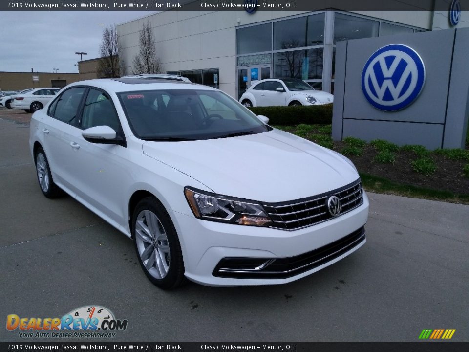 Front 3/4 View of 2019 Volkswagen Passat Wolfsburg Photo #1