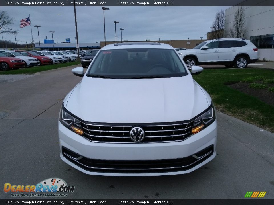 2019 Volkswagen Passat Wolfsburg Pure White / Titan Black Photo #2