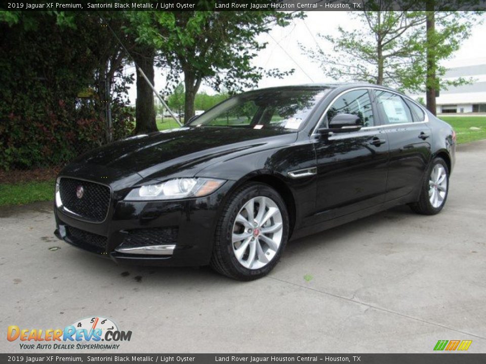 Front 3/4 View of 2019 Jaguar XF Premium Photo #10