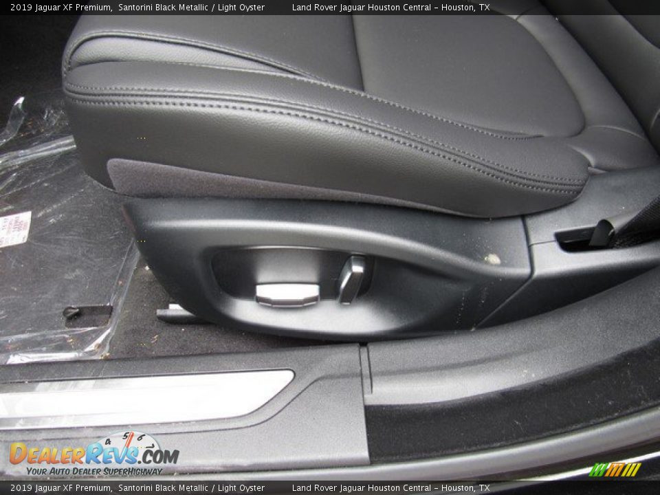 2019 Jaguar XF Premium Santorini Black Metallic / Light Oyster Photo #25