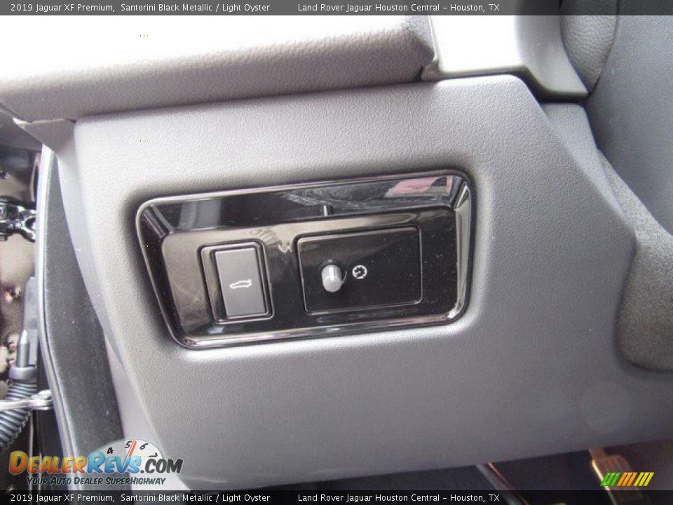 2019 Jaguar XF Premium Santorini Black Metallic / Light Oyster Photo #26