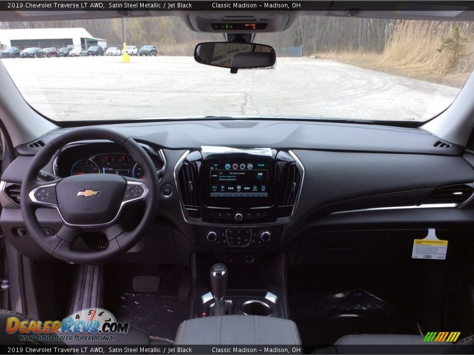 Dashboard of 2019 Chevrolet Traverse LT AWD Photo #11