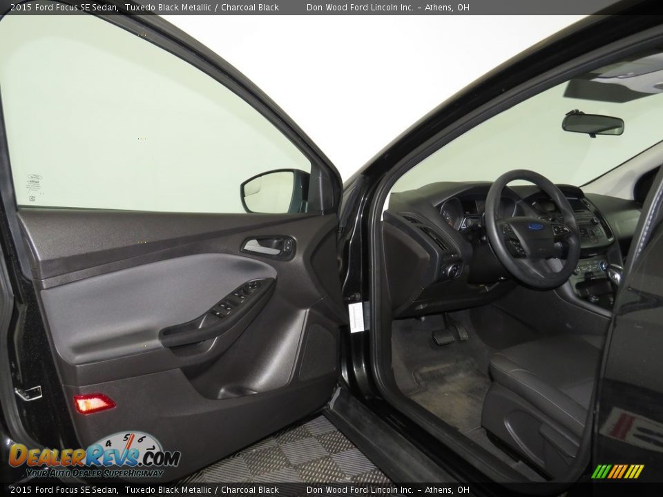 2015 Ford Focus SE Sedan Tuxedo Black Metallic / Charcoal Black Photo #10