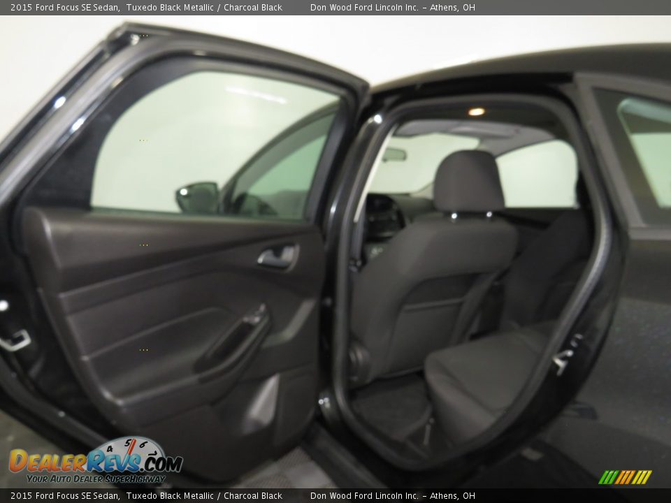 2015 Ford Focus SE Sedan Tuxedo Black Metallic / Charcoal Black Photo #12