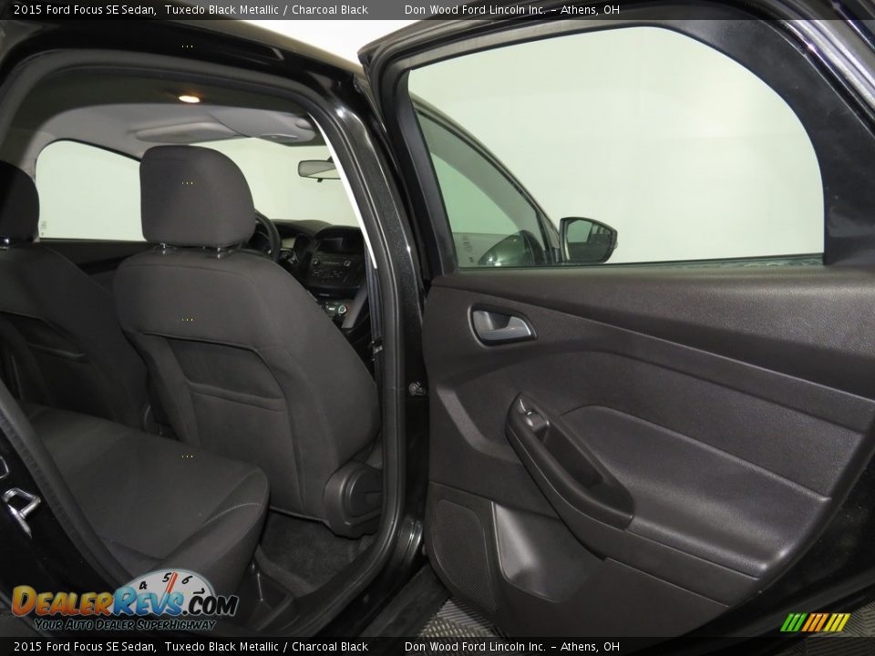 2015 Ford Focus SE Sedan Tuxedo Black Metallic / Charcoal Black Photo #15