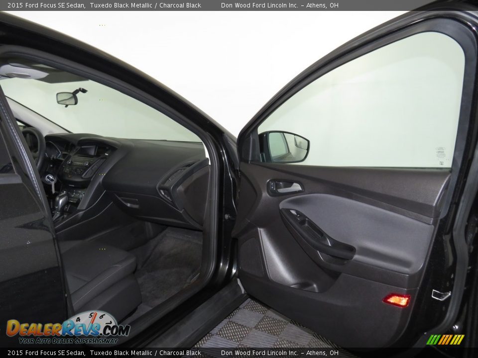 2015 Ford Focus SE Sedan Tuxedo Black Metallic / Charcoal Black Photo #17