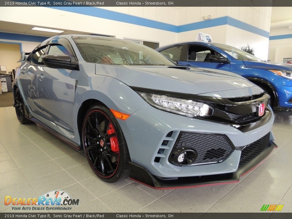 Front 3/4 View of 2019 Honda Civic Type R Photo #3