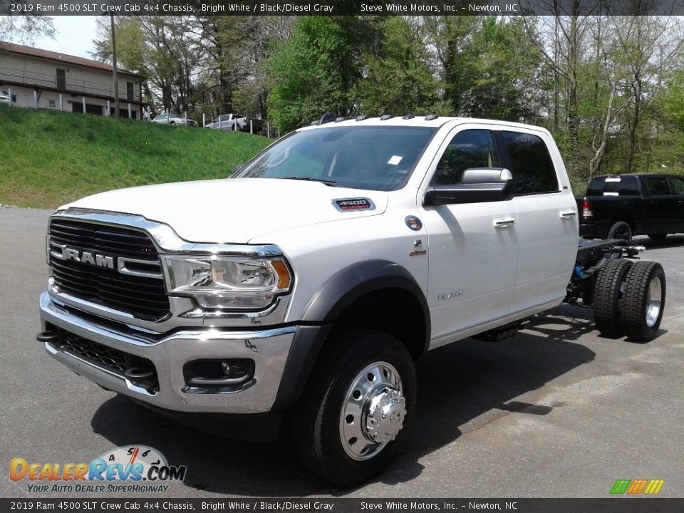 Front 3/4 View of 2019 Ram 4500 SLT Crew Cab 4x4 Chassis Photo #2