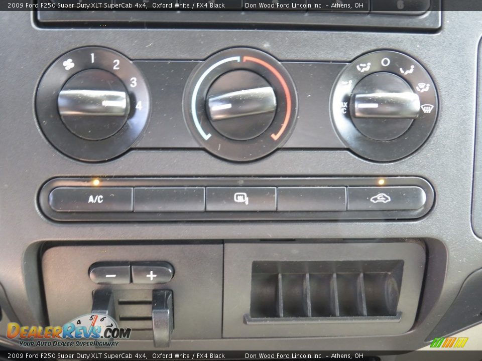 2009 Ford F250 Super Duty XLT SuperCab 4x4 Oxford White / FX4 Black Photo #4