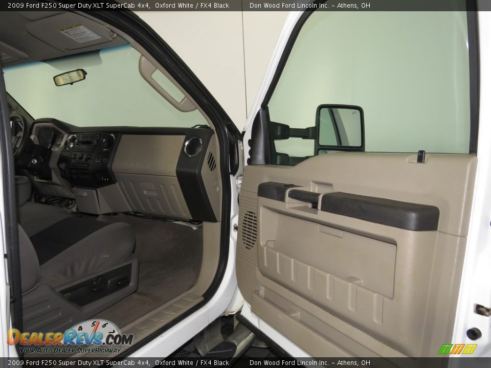 2009 Ford F250 Super Duty XLT SuperCab 4x4 Oxford White / FX4 Black Photo #17
