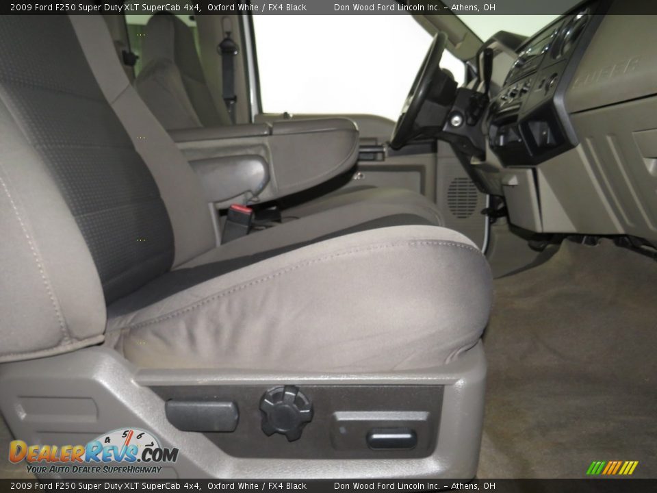 2009 Ford F250 Super Duty XLT SuperCab 4x4 Oxford White / FX4 Black Photo #18